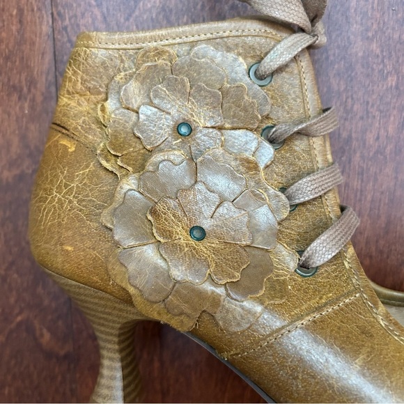 Diversity in Unity Whimsigoth Floral Applique Brown Leather Shoes, Size 8-8.5 - Picture 4 of 16